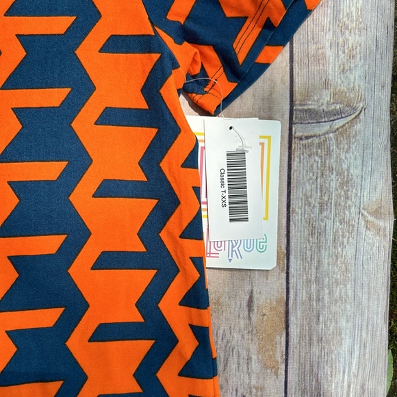 LuLaRoe Classic T - Picture 3 of 4